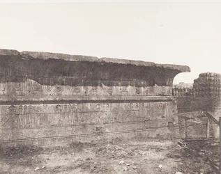 Esneh Latopolis, Bauwerk im Sand - Außenwand - Gesims