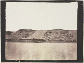 Gesamtansicht der in den Fels gehauenen Denkmäler mit Dahabieh des Fotografen. Abu Simbel