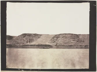 Allgemeine Ansicht der in den Fels gehauenen Monumente mit Fotografen Dahabieh. Abu Simbel