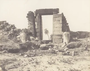 Karnak Theben, Erster Pylon - Ruinen des Tores und der Kolosse, 1851-52, gedruckt 1853-54
