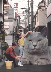 Kinder waschen eine riesige Katze in den Straßen von Tokio