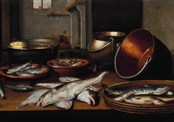 Eine Kücheninnenansicht mit Fisch und Utensilien auf einem Tisch