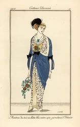 Frau im Abendkleid aus aschblauem Satin mit irischer Spitze. Manteau du soir en satin bleu cendre avec garnitures d’Irlande.