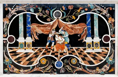 Der Hauptaltar mit zwei Tischen, überragt von einem grandiosen Marmortabernakel (Detail)