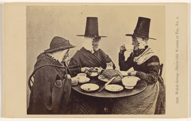 Walisische Gruppe - drei alte Frauen beim Tee. Nr. 1.