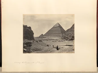 Unter den Pyramiden von Gizeh