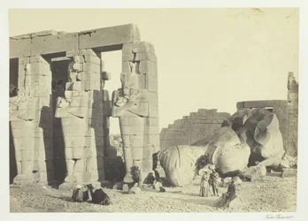 Osiride-Säulen und großer gefallener Koloss im Memnonium, Theben