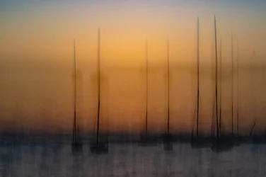 Verschwommene Sonnenuntergangssegelboote