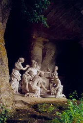 Grotte der Thetis (Thetys); Apollo, von Nymphen bedient