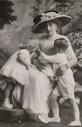 Königin Victoria von Spanien mit Prinz Alfonso, Prinzessin Maria Christina und Prinzessin Beatrice, 1911