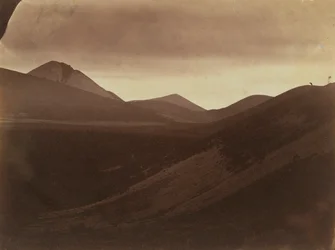 Dunkle Landschaft mit Hügeln