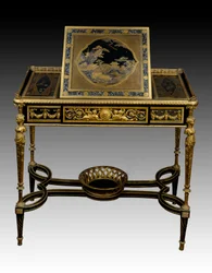 Schreibtisch aus lackiertem Holz von Francois Remond und Adam Weisweiler aus dem Kabinett von Königin Marie Antoinette in Saint Cloud. 1784. Paris, Louvre Museum