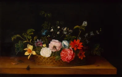 Blumen in einem Korb mit Insekten auf einem Sims