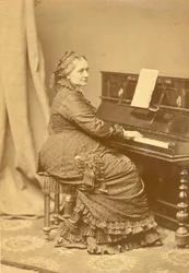 Porträt von Clara Wieck-Schumann 1819-1896 am Klavier, ca. 1878