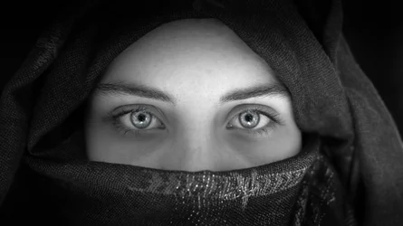Intensive verschleierte Augen