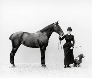 Porträt von Miss Walsh mit einem Pferd und einem Zwergpudel in der Villa di Montefonte, Poggio Imperiale, Florenz, um 1890