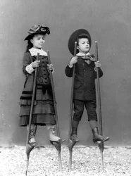 Romualdo Alinaris Kinder, Adele und Arturo, auf Stelzen, Florenz, um 1875