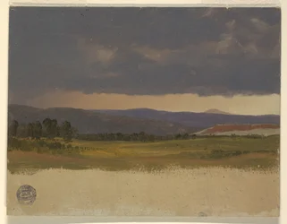 Blauer Hügel unter niedrigen Wolken