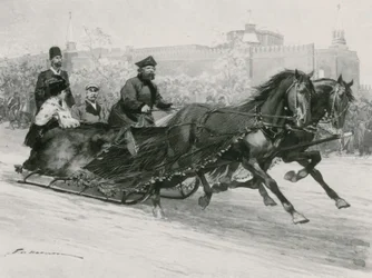 Ein Schlitten mit blauem Seidennetz, um den Schnee von den Insassen fernzuhalten, der Kreml im Hintergrund