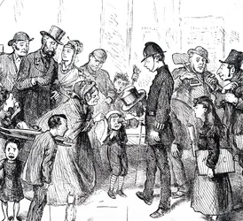 Ein Polizist und Passanten versuchen, einem verlorenen Kind zu helfen