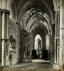 Ely-Kathedrale: Nordchor-Gang nach Westen