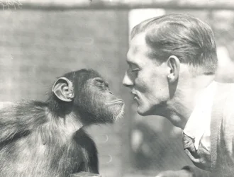 Booboo der Schimpanse und John Shelly im ZSL London Zoo, September 1927