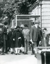Sir Peter Chalmers Mitchell mit dem äthiopischen Regenten Haile Selassie und seinem Gefolge, Londoner Zoo, 1924