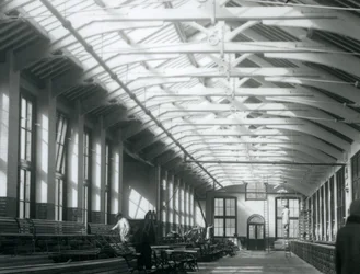 Das Löwenhaus mit fünf Männern bei der Wartung, Londoner Zoo, 1926