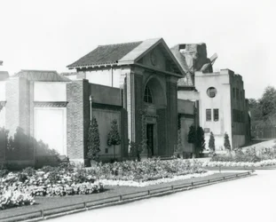 Das Reptilienhaus im Londoner Zoo 1928 mit formalen Blumenbeeten entlang der Wege zum Eingang