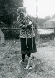 Zwei Löwenjunge mit einer jungen Frau im Londoner Zoo im August 1925