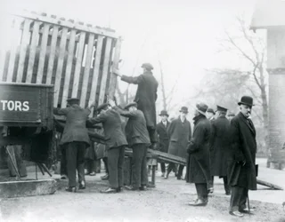 Entladen des neu angekommenen indischen Nashorns, London Zoo, 1924