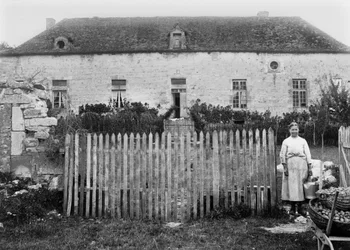 Eine Bäuerin vor ihrem Bauernhof, in der Nähe von Bourmont in Haute Marne. Fotografie Ende des 19. Jahrhunderts. Ducos Sammlung.
