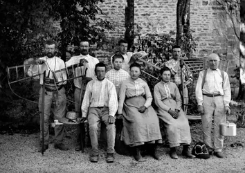 Landarbeiter und ihre Werkzeuge, Sense, Rechen, Flechtkorb und Behälter für die Sammlung, auf einem Bauernhof in der Nähe von Bourmont in Haute-Marne (Haute Marne), um 1890. Fotografie. Ducos Sammlung.