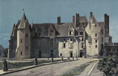 Bauge, Schloss (Rathaus und Gendarmerie), Ensemble auf dem Platz