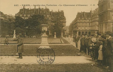 Vogelbändiger im Jardin des Tuileries, Paris. Postkarte von 1913.