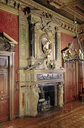 Kamin in einem Salon im Hotel de Paiva