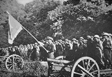 Kommunistische Viet Minh-Truppen auf Parade mit leichter Feldartillerie während der Belagerung von Dien Bien Phu, November 1953-Mai 1954 (Farblithografie)
