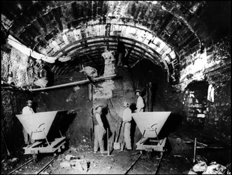 Bau der Pariser Metro - Tunnelbohrung an der Linie 1