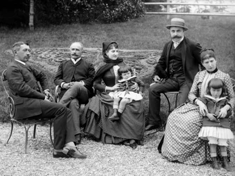 Familie von Stadtbewohnern, posierend in ihrem Garten, in der Nähe von Bourmont in Haute-Marne, um 1880. Fotografie. Ducos-Sammlung.