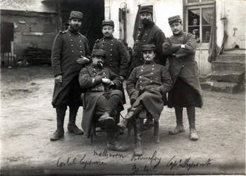 Erster Weltkrieg (1914-1918): Telefonistinnen und Sekretärinnen des Generalstabs von Oberst Debenedetti (?) Bauernhof Laroque in der Nähe von Roye sur Matz (Roye-sur-Matz, Oise). März 1915