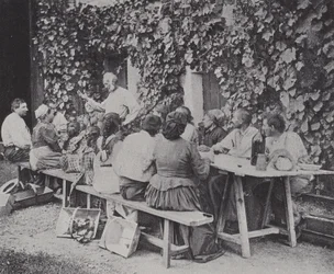 Traubenpflücker beim Mittagessen
