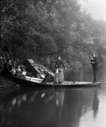 Gruppe von Freunden, auf einem Spaziergang, ruhend auf einem Boot. Fotografie Ende des 19. Jahrhunderts. Ducos-Sammlung
