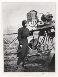 Helene Dutrieu (1877-1961) neben einem Flugzeug, vor 1914
