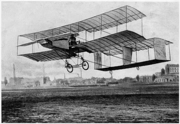 Henri Farman (1874-1958) in Issy-les-Moulineaux in seinem Flugzeug Voisin-Farman 1, 1907