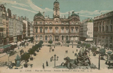 Lyon - Place des Terreaux - Bartholdi-Brunnen und das Rathaus