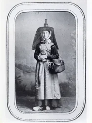 Fotovisitenkarte mit französischer Regionaltracht, ca. 1860-70