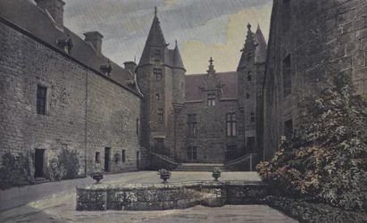 Ploubezre, Schloss Kergrist, Ensemble im Ehrenhof