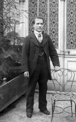Porträt eines Mannes, posierend in der Abtei von Septfontaines, nahe Bourmont in Haute Marne. Fotografie späte 19. Jahrhundert. Ducos Sammlung