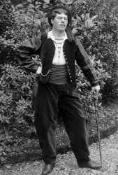 Porträt eines jungen Mannes im Kostüm, Region Bourmont in Haute-Marne, um 1880. Fotografie. Ducos-Sammlung.