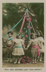 Postkarte von Kindern, die um einen Maibaum stehen, gesendet im Jahr 1913